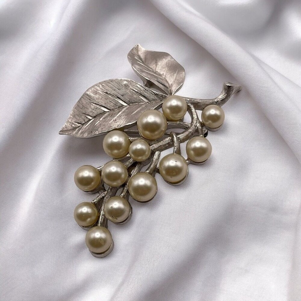Crown Trifari Faux Pearl Silver Tone Brooch Pin cc 1960's Grape Vine Leaves‎ VTG